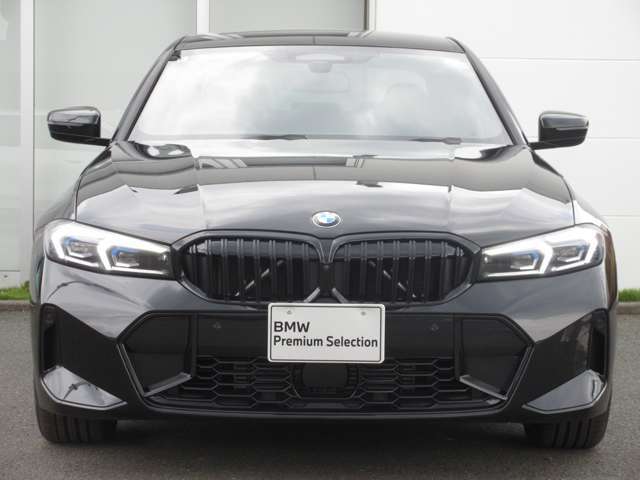BMWと言えば特徴的なキドニーグリル。ダイナミックなフロントマスクを演出します。