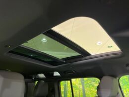 ◆スライディングガラスルーフ『シェードが後部座席までしっかり開閉します。この装備があるだけで室内の解放感が上がり素敵なドライブを存分にお楽しみいただけます。』