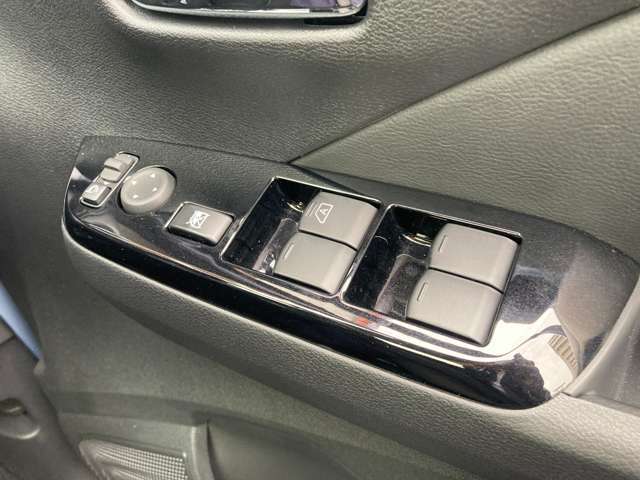 全席パワーウィンドウとなっています。運転席はオートになっているのでワンタッチ開閉することが出来ます。