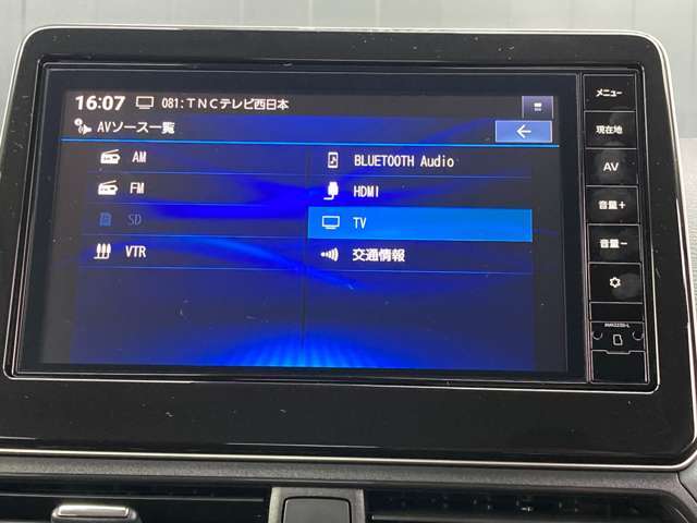 TV視聴や音楽機器の接続など多彩なナビでロングドライブも退屈なく楽しめる日産純正ディーラーオプションナビです。