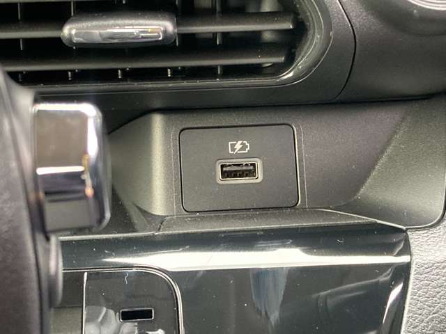 USBポート付きで携帯の充電などに便利です。