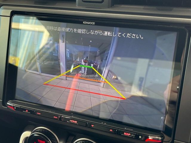 【バックカメラ】駐車時に後方がリアルタイム映像で確認できます。大型商業施設や立体駐車場での駐車時や、夜間のバック時に大活躍！運転スキルに関わらず、今や必須となった装備のひとつです！