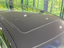 【サンルーフ】開放感たっぷりの希少装備、サンルーフが装着されています！車内に明かりを取り入れたり景色を楽しむ以外にも、車内の空気も簡単に換気できて快適です！