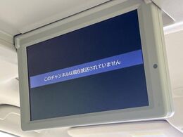 【フリップダウンモニター】大画面モニターで後席でもエンタメをお楽しみいただけます。小さなお子様にも大人気の装備です♪