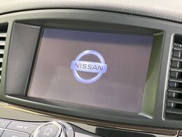 【メーカー純正ナビ】インテリアに溶け込むスタイリッシュな「専用設計」メーカーナビを装備♪視認性や操作性など基本性能にも優れ、より上質なカーライフをお楽しみいただけます。