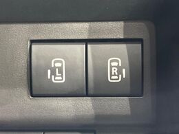 【両側パワースライドドア】スマートキーや運転席のスイッチで後席両側スライドドアの開閉が可能♪電動だから力を入れてドアを開ける必要が無く、小さなお子様でも簡単に開け閉めでき快適です♪
