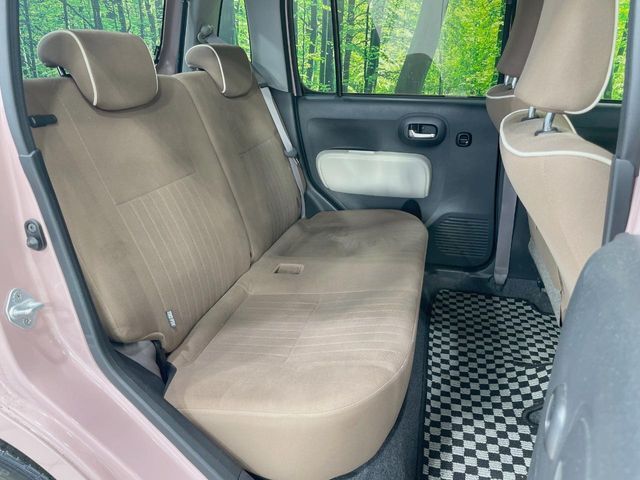 後部座席も気になるようなキズ・汚れやへたり等、大きなダメージはなく、良好な状態です。