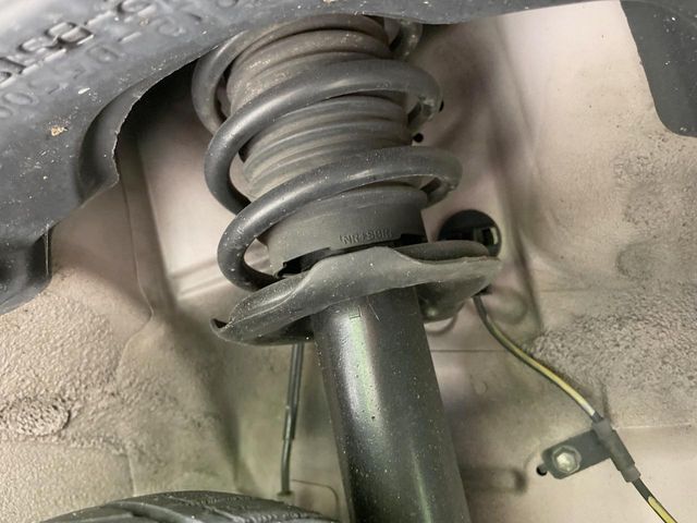 お車を安心してお乗りいただく為には、足回りの定期点検が欠かせません。サービスサポート（有償保証）では無料点検もご提供しており、安心のカーライフをお過ごしいただけるサポート体制が整っています。