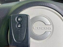 【キーフリーシステム】カバンやポケットに入れたままでもドアの施錠・解錠が可能なスマートキーを装備。エンジンのオン・オフ時もカギを取り出す必要が無いからとっても便利です♪