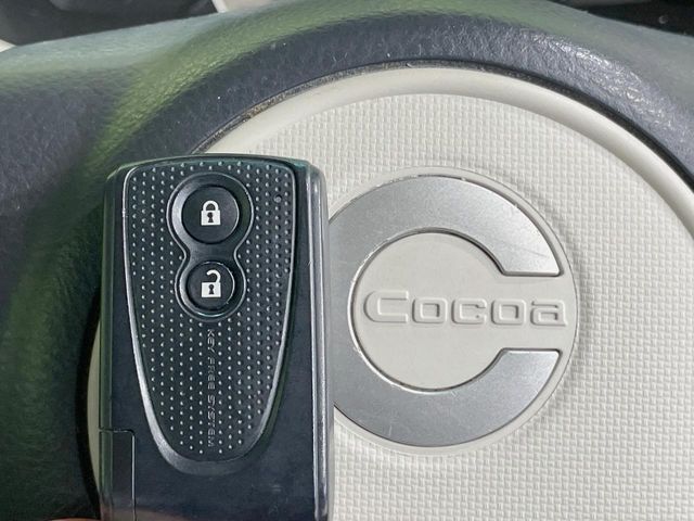 【キーフリーシステム】カバンやポケットに入れたままでもドアの施錠・解錠が可能なスマートキーを装備。エンジンのオン・オフ時もカギを取り出す必要が無いからとっても便利です♪