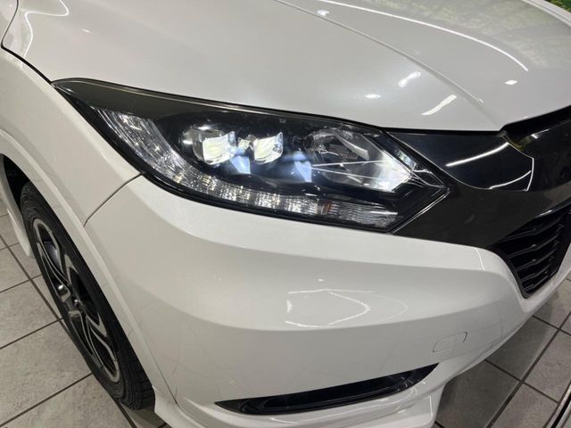 【LEDヘッドライト】悪天候や夜間走行時も良好な視界を確保し安心して運転できる高輝度LEDヘッドライトを装備！点灯速度が早く、消費電力も抑えられています。