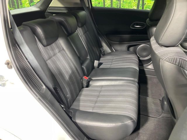 【ハーフレザーシート】高級感と座り心地を両立した人気のシート♪背面・座面のファブリック素材は、通気性の良さや滑りにくさに優れています。気温や服装に左右されず快適にお乗りいただけます。