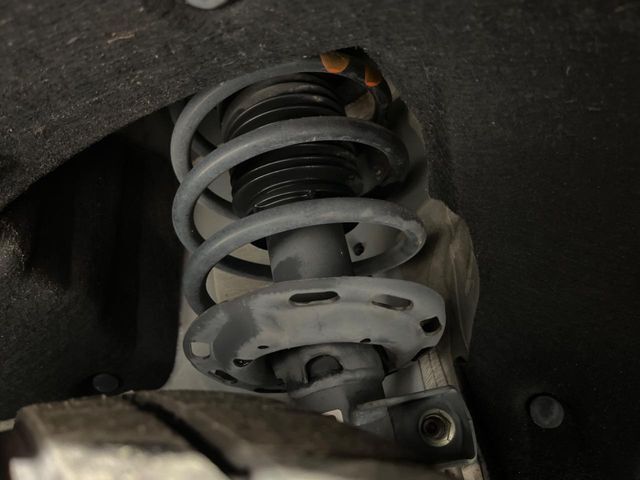 お車を安心してお乗りいただく為には、足回りの定期点検が欠かせません。サービスサポート（有償保証）では無料点検もご提供しており、安心のカーライフをお過ごしいただけるサポート体制が整っています。