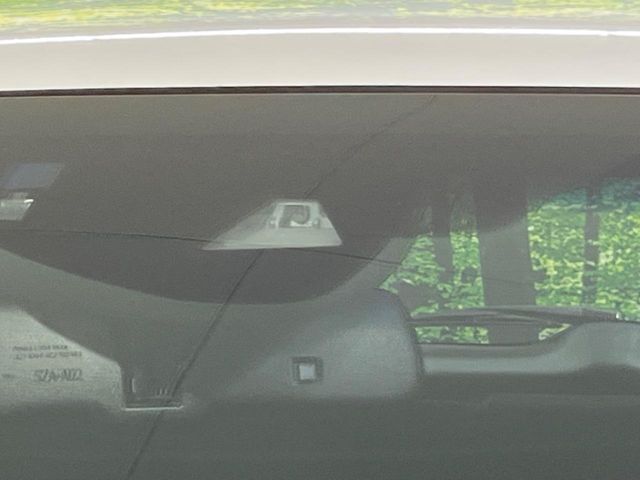 【ホンダセンシング】走行中に前方の車両等を認識し、衝突しそうな時は警報とブレーキで衝突回避と被害軽減をアシスト。より安全にドライブをお楽しみいただけます。