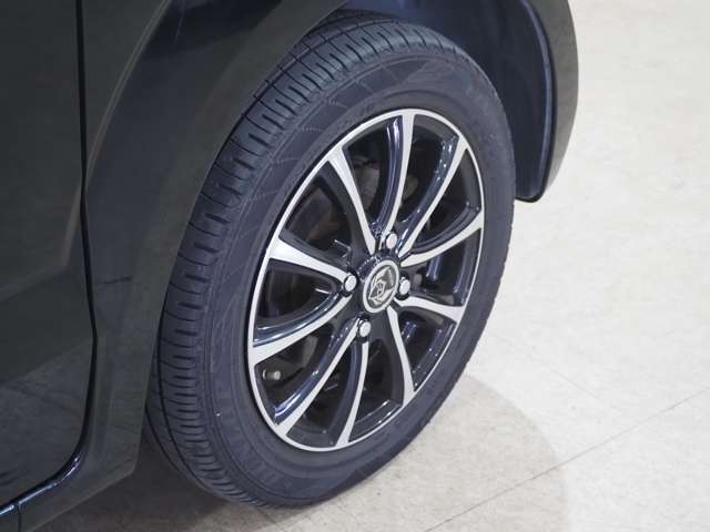 タイヤのホイールの細かいところまでキレイいにしてからお渡しします！