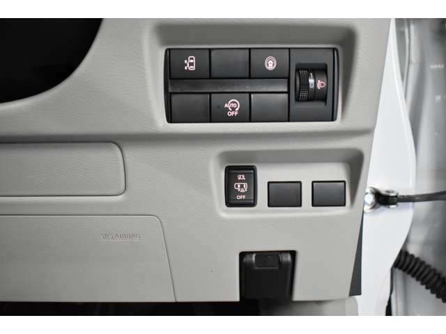 ★ハンドル右下にはアイドリングストップのOFFボタンなどが付いてます！また片側電動スライドなので運転席からでも開閉可能です！