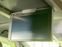 【フリップダウンモニター】大画面モニターで後席でもエンタメをお楽しみいただけます。小さなお子様にも大人気の装備です♪