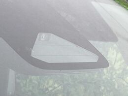 【トヨタセーフティセンス】走行中に前方の車両等を認識し、衝突しそうな時は警報とブレーキで衝突回避と被害軽減をアシスト。より安全にドライブをお楽しみいただけます。