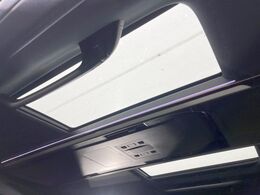 【ガラスルーフ】ガラスルーフ搭載で車内の解放感が一気にアップ！開放的なドライブをお楽しみいただけます。