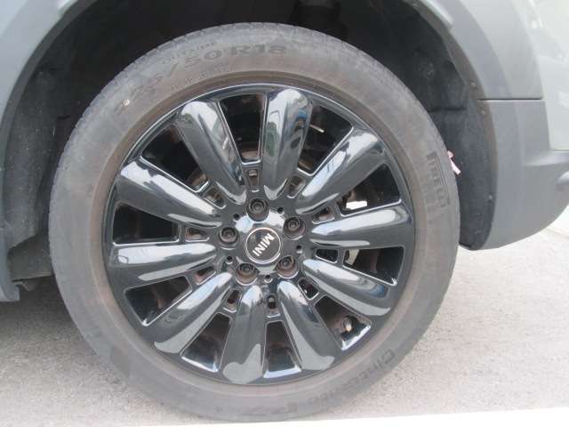 18インチ・ブラックピンスポークが、ほどよいスポーティさを醸し出します。