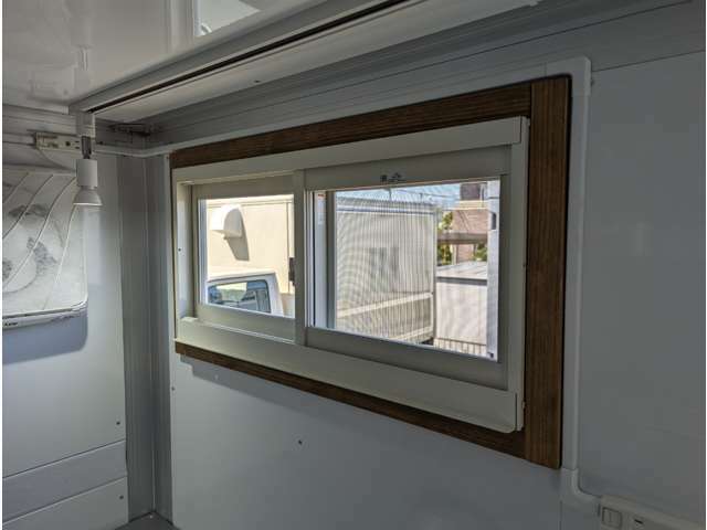 網戸完備の小窓も装備！熱のこもりやすいキッチンカーでも風の通り道を作って換気機能UP！