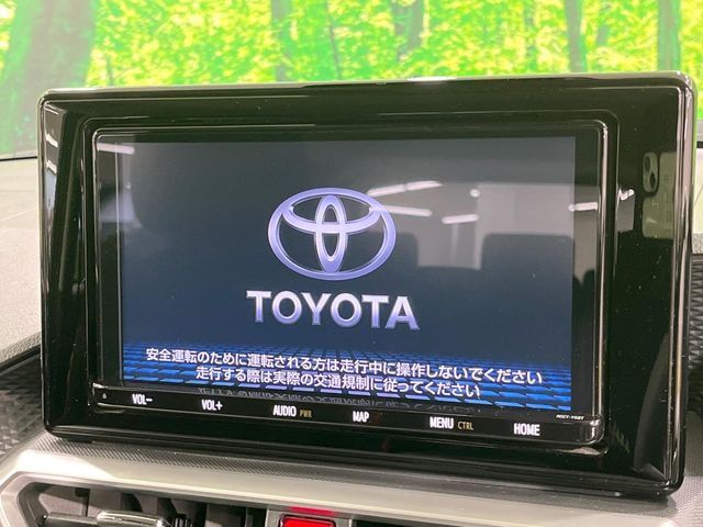 【純正ナビ】人気の純正ナビを装備しております。ナビの使いやすさはもちろん、オーディオ機能も充実！キャンプや旅行はもちろん、通勤や買い物など普段のドライブも楽しくなるはず♪
