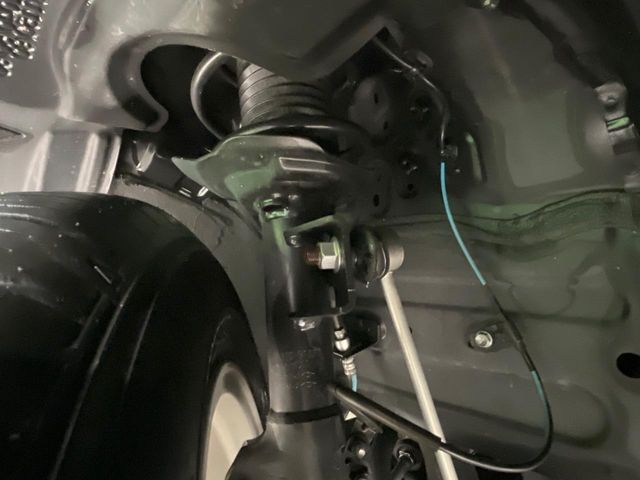 お車を安心してお乗りいただく為には、足回りの定期点検が欠かせません。サービスサポート（有償保証）では無料点検もご提供しており、安心のカーライフをお過ごしいただけるサポート体制が整っています。