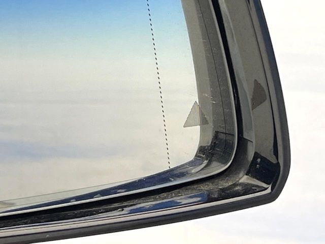 ●ブラインドアシストセンサー：視角からの車を感知し、ドライバーが車線変更を行う際に、警告音と共に注意を促してくれる安全支援機能です！