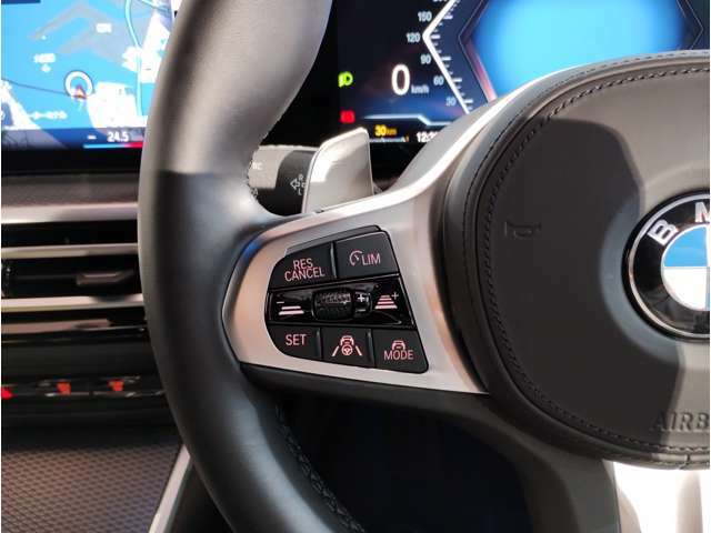 【ドライバーコックピット】人間工学に基づきドライバー中心にすべての操作パネルを設計。ドライバーが直感的に操作できる様にドライバー側にわずかに傾斜。常に運転に最適な姿勢/視線を保つ事が出来ます！