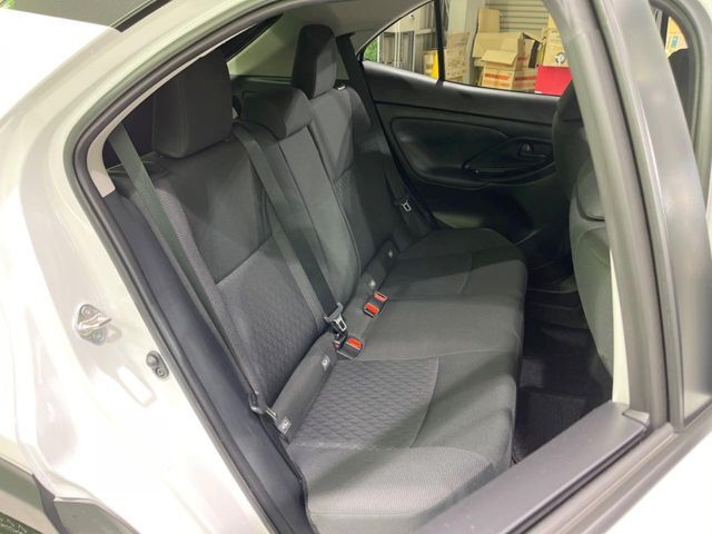 後部座席も気になるようなキズ・汚れやへたり等、大きなダメージはなく、良好な状態です。