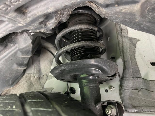 お車を安心してお乗りいただく為には、足回りの定期点検が欠かせません。サービスサポート（有償保証）では無料点検もご提供しており、安心のカーライフをお過ごしいただけるサポート体制が整っています。