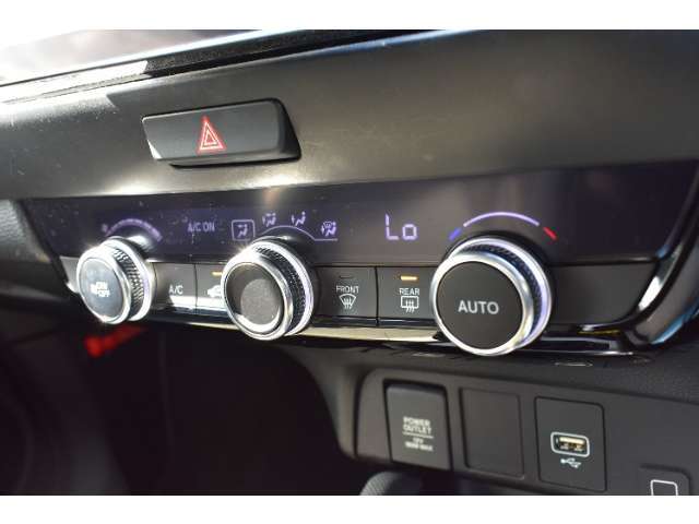 オートエアコンのお車ですので室内の温度をスムーズに調整してくれます♪