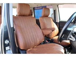 レザー調シートカバー装備！