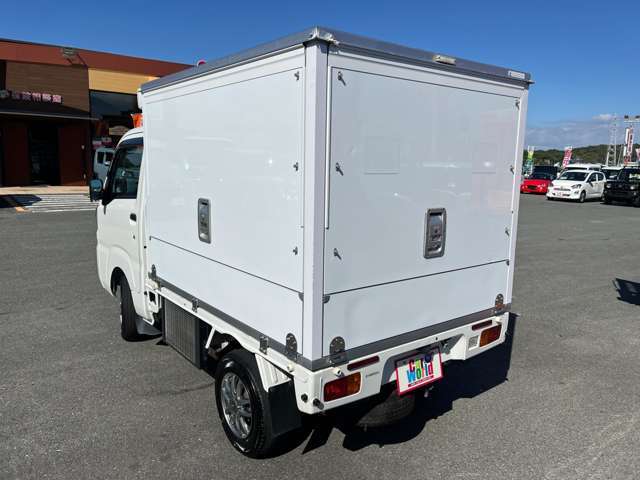 サービス充実の平川燃料グループ、カーワールド荒尾店スタッフ一同が新車・中古車・車検・修理・保険まで、お客様にご満足いただけるご接客・ご対応を目指します。