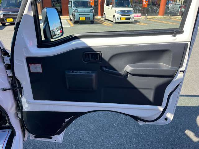 ブラックが基調の内張りです☆