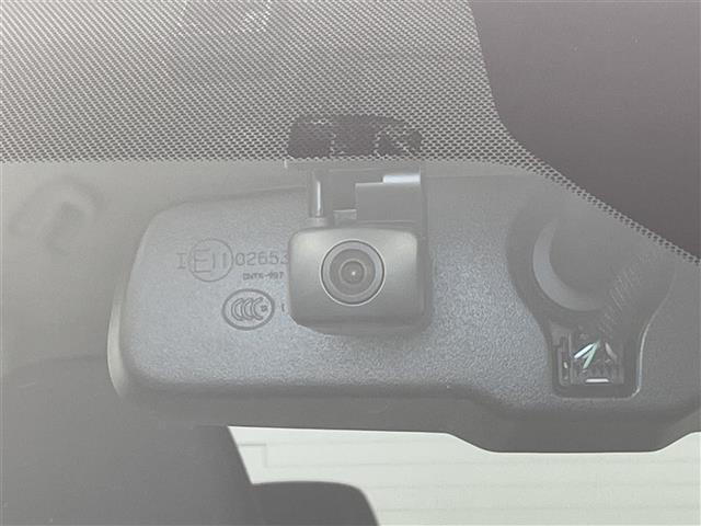 【ドライブレコーダー】映像・音声などの運転中の記録を残します。事故などを起こした起こされた時の証拠になりえますので、もしも時でも安心ですね。