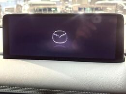 【10.25インチマツダコネクト】車内の雰囲気にマッチした大型ディスプレイ。スマホ接続でのナビ使用やBluetooth再生等、様々な機能が楽しめます。直感的なダイヤル操作が可能で、使い勝手も良好です。