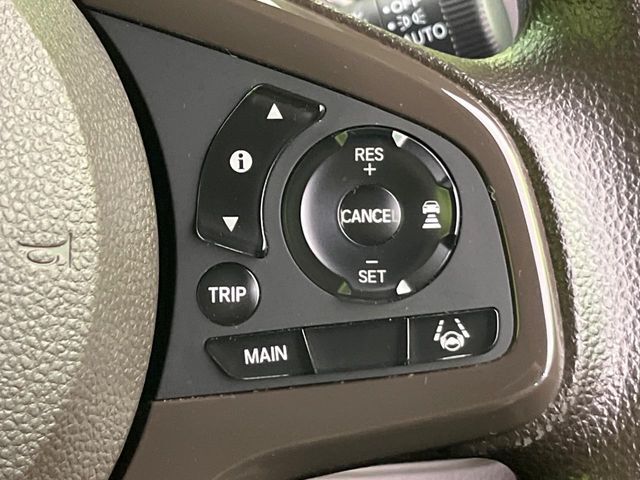 【アダプティブクルーズコントロール】高速道路での長距離走行が楽に！！自動で速度を保つクルーズコントロールが、衝突軽減システムと連携し、前方の車両を感知して車間を保つように速度調節してくれます！！