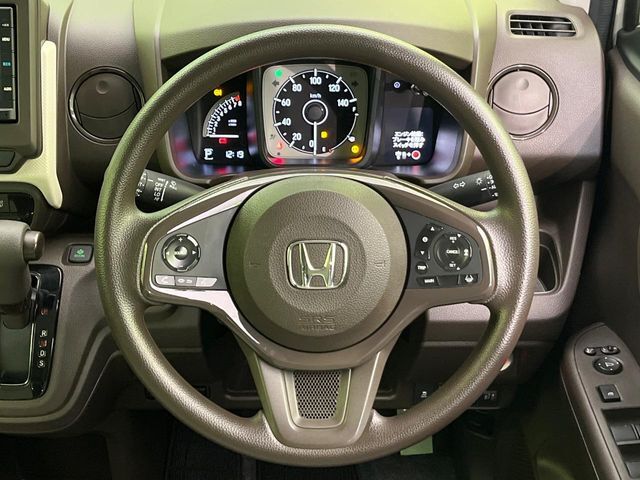 インテリアに合わせたデザインのステアリングは、運転される方のことも考え、運転しやすい形状、大きさです。是非一度、実際に触ってお確かめください。