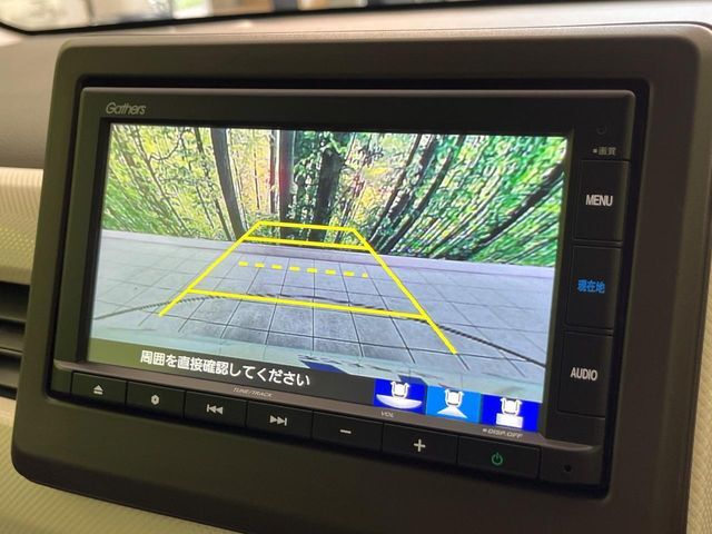 【バックカメラ】駐車時に後方がリアルタイム映像で確認できます。大型商業施設や立体駐車場での駐車時や、夜間のバック時に大活躍！運転スキルに関わらず、今や必須となった装備のひとつです！