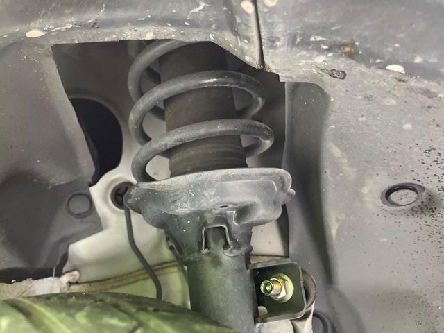 お車を安心してお乗りいただく為には、足回りの定期点検が欠かせません。サービスサポート（有償保証）では無料点検もご提供しており、安心のカーライフをお過ごしいただけるサポート体制が整っています。