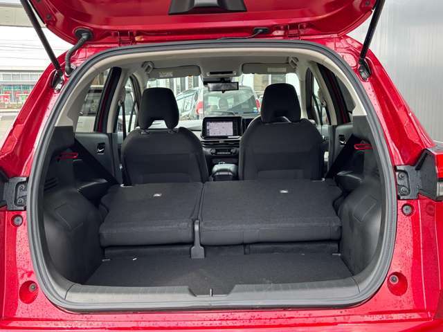 シートをすべて倒すとこんなに広々。たくさん荷物を積めます。これだけのスペースであればかなりの荷物が載せられます！