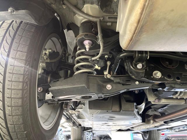 お車を安心してお乗りいただく為には、足回りの定期点検が欠かせません。サービスサポート（有償保証）では無料点検もご提供しており、安心のカーライフをお過ごしいただけるサポート体制が整っています。