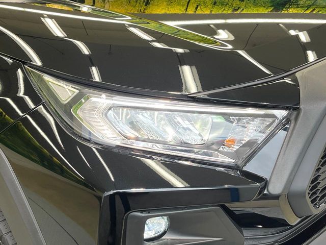 【LEDヘッドライト】悪天候や夜間走行時も良好な視界を確保し安心して運転できる高輝度LEDヘッドライトを装備！点灯速度が早く、消費電力も抑えられています。