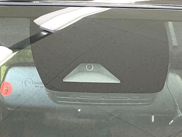 【トヨタセーフティセンス】走行中に前方の車両等を認識し、衝突しそうな時は警報とブレーキで衝突回避と被害軽減をアシスト。より安全にドライブをお楽しみいただけます。