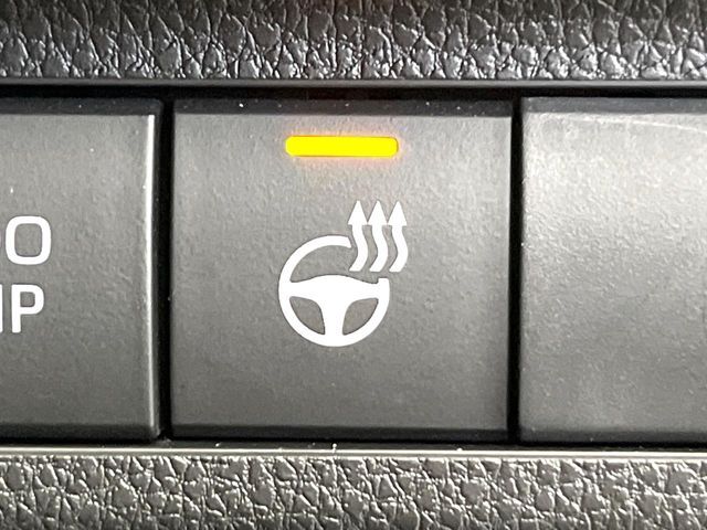 【ステアリングヒーター】冬場に冷たくなりやすい革巻きステアリングを、スイッチ一つで素早く適温に！エアコンよりも早く温まってくれるので、寒い日の運転も快適になりますね♪