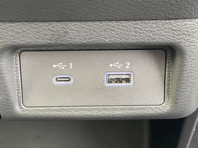 【USBチャージャー】ケーブルを差し込むだけで携帯電話などの充電に役立つUSBチャージャー搭載！