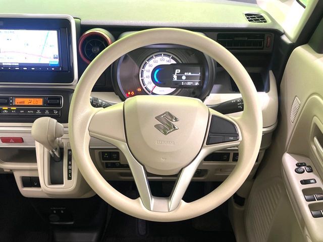 インテリアに合わせたデザインのステアリングは、運転される方のことも考え、運転しやすい形状、大きさです。是非一度、実際に触ってお確かめください。