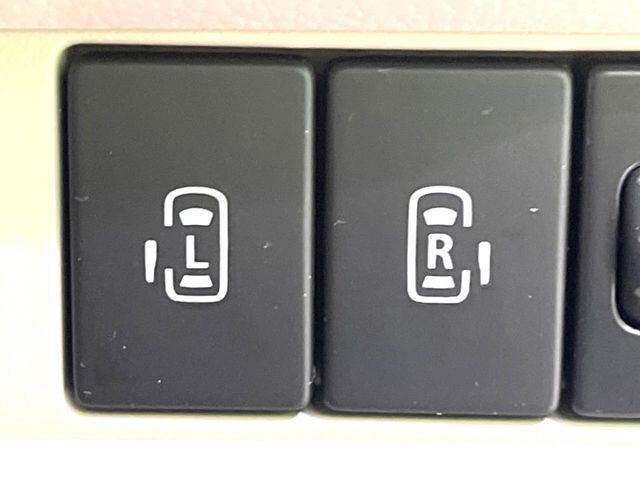 【両側パワースライドドア】スマートキーや運転席のスイッチで後席両側スライドドアの開閉が可能♪電動だから力を入れてドアを開ける必要が無く、小さなお子様でも簡単に開け閉めでき快適です♪