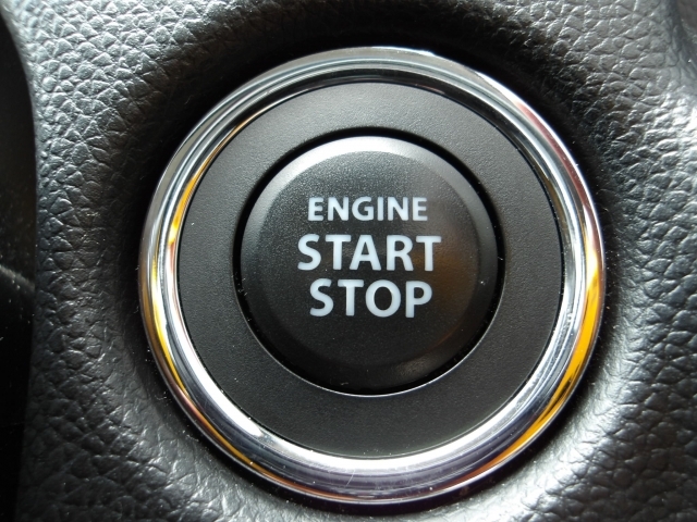 エンジンの始動は、鍵を差し込んで回すなどの操作をせずにエンジンをかけられるプッシュスタート式を採用しています♪